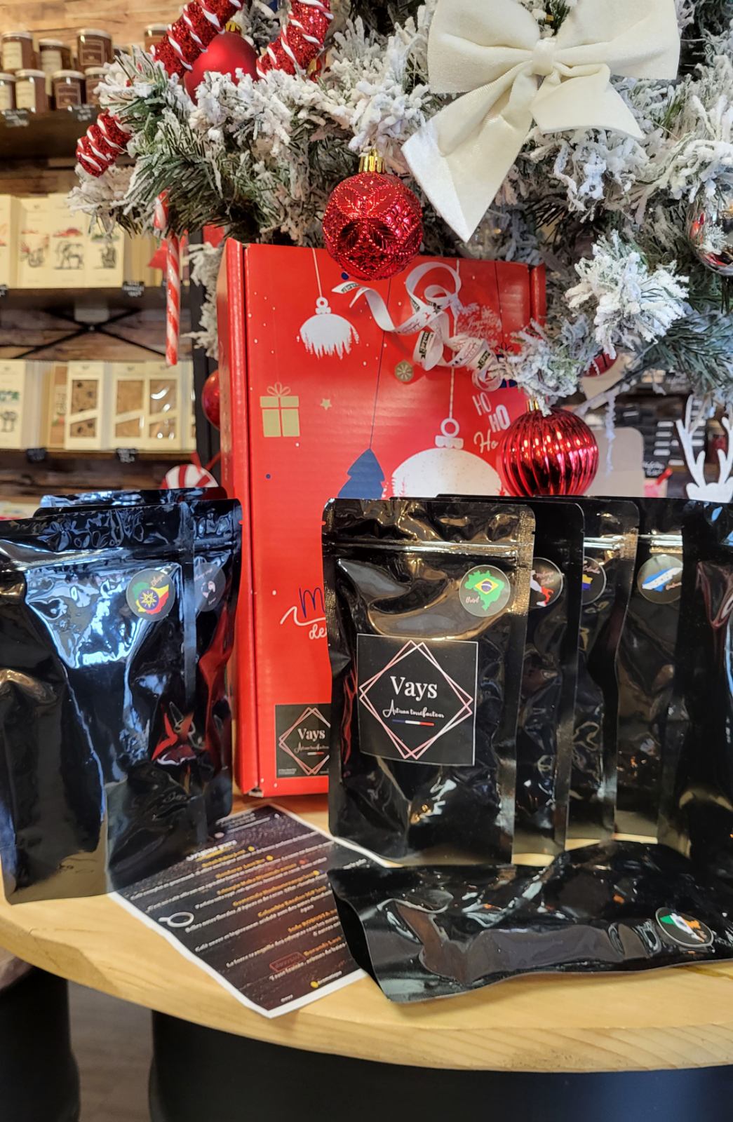 Découvrez notre coffret de café en grains : un coffret cadeau à l'image de votre artisan torréfacteur. Idéal pour faire plaisir pour les fêtes de fin d'année en toute simplicité.