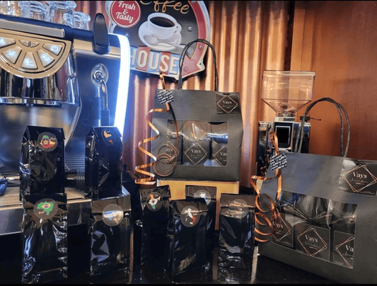 Découvrez notre coffret de café en grains : un coffret cadeau à l'image de votre artisan torréfacteur. Idéal pour faire plaisir pour les fêtes de fin d'année en toute simplicité. 